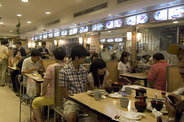 如果是用餐時段來美觀園，店裡應該坐滿客人