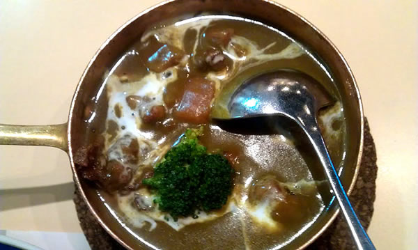日式咖哩口味與濃稠度介於泰式咖哩及印度咖哩之間，台北酒店丰居旅店要向大家魔法咖哩就是日式咖哩。