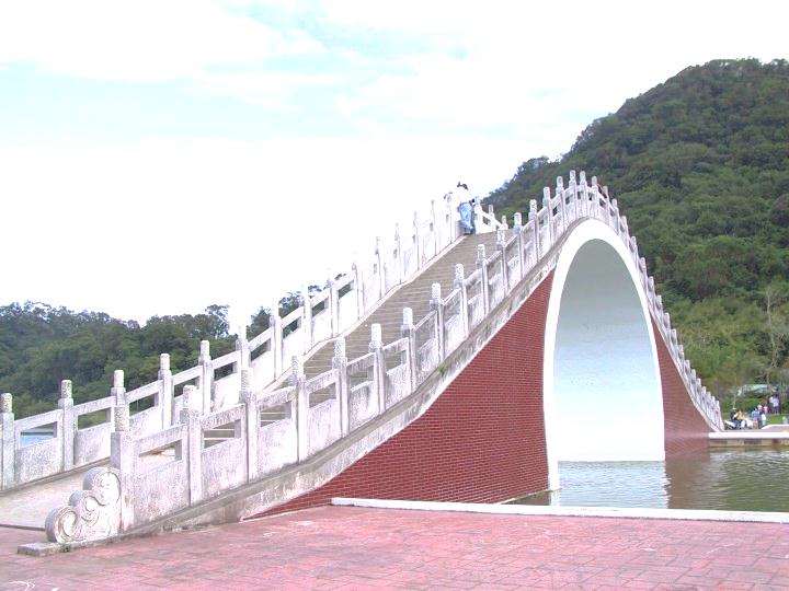照片中這座「錦帶橋」是大湖公園內最著名的景觀！