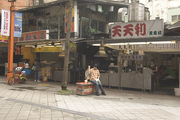 丰居旅店周圍又許多賣販售炒麵、炒米粉、蚵仔煎、肉羹、蘿蔔糕、魯肉飯、麵線等台灣傳統小吃…